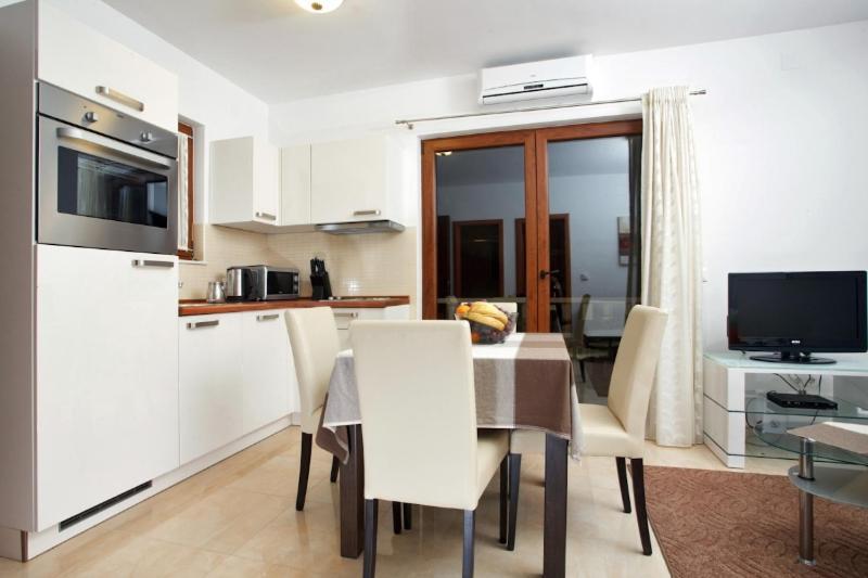 Apartament - Mare Tisno