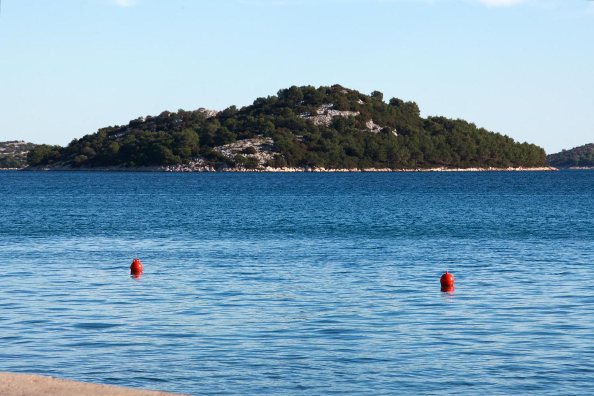 - Mare Tisno